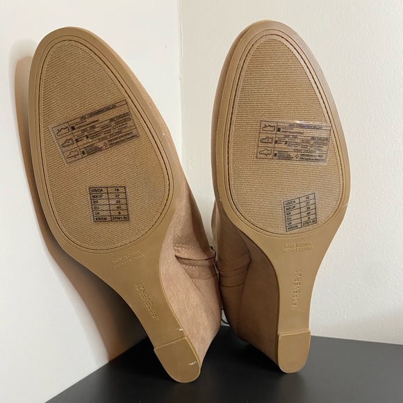 FOREVER 21 - FAUX SUEDE PLATFORM BOOTIES-SIZE 10 - Picture 6 of 7